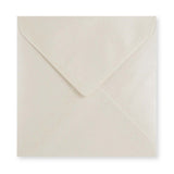Envelope cor ostra – aba em diamante 155x155 mm